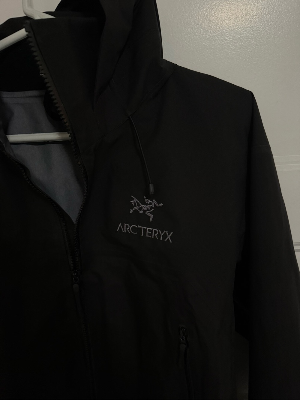 Arc'teryx Men's Black Hooded Waterproof Shell Jacket - Picture 4 of 4